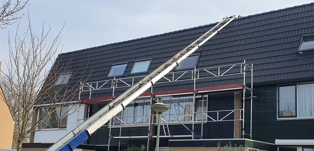 Hoge ladder die de dakdekkers van DK Dakservice gebruiken voor een dakreparatie